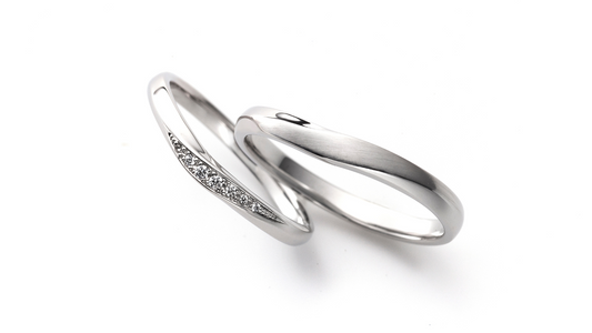 Wave design wedding ring with an elegant S-curve. Feminine ring style that makes fingers look longer and slimmer.