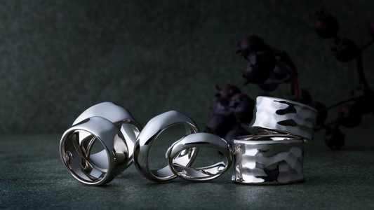 DANIEL BECKS luxury wedding ring with sculptural, dynamic design