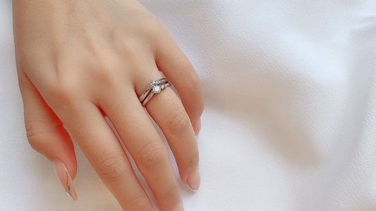 What makes Pt900 so appealing for engagement and wedding rings?