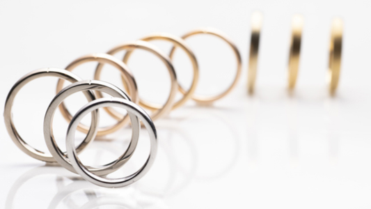 Engagement rings aren't just platinum! Yellow gold and pink gold are also popular！