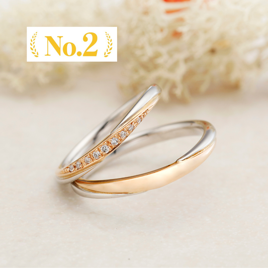"antique wedding t ring from the Aglobe japan Amour Amulet collection.
Combination marriage ring（wedding ring,wedding band） in platinum and K18 pink gold（K18 Yellow Gold）.
Rings with surface treatment."