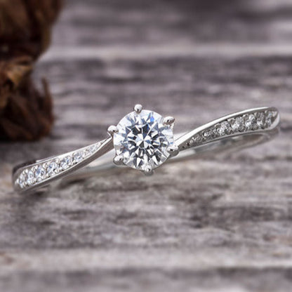 "AGLOBE JAPAN's lorenovel bridal ring with lab-grown diamond in wave design.
Platinum900 engagement ring with simple,standard and European texture.
"