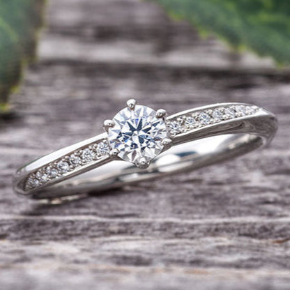 "AGLOBE JAPAN's lorenovel bridal ring with lab-grown diamond in wave design.
Platinum900 engagement ring with simple,standard and European texture.
"