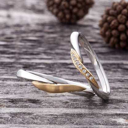 "simple wedding ring （wedding band,marriage ring）from the Aglobe japan's lorenovel collection.
Combination marriage ring（wedding ring,wedding band） in platinum and K18 Yellow Gold.
Combination wedding ring （wedding band,marriage ring） with standard and European texture.
Rings with surface treatment."
