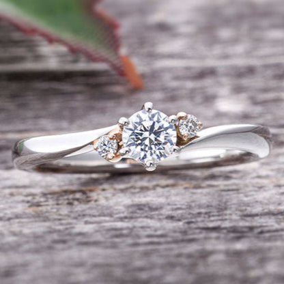 "AGLOBE JAPAN's lorenovel bridal ring with lab-grown diamond in wave design.
Combination engagement ring in platinum and K18 pink gold（rose gold）.
Combination engagement ring with simple,standard and European texture.
"