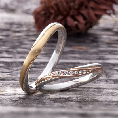 "simple wedding ring （wedding band,marriage ring）from the Aglobe japan's lorenovel collection.
Combination marriage ring（wedding ring,wedding band） in platinum and K18 pink gold（K18 Yellow Gold）.
Combination wedding ring （wedding band,marriage ring） with standard and European texture.
Rings with surface treatment."