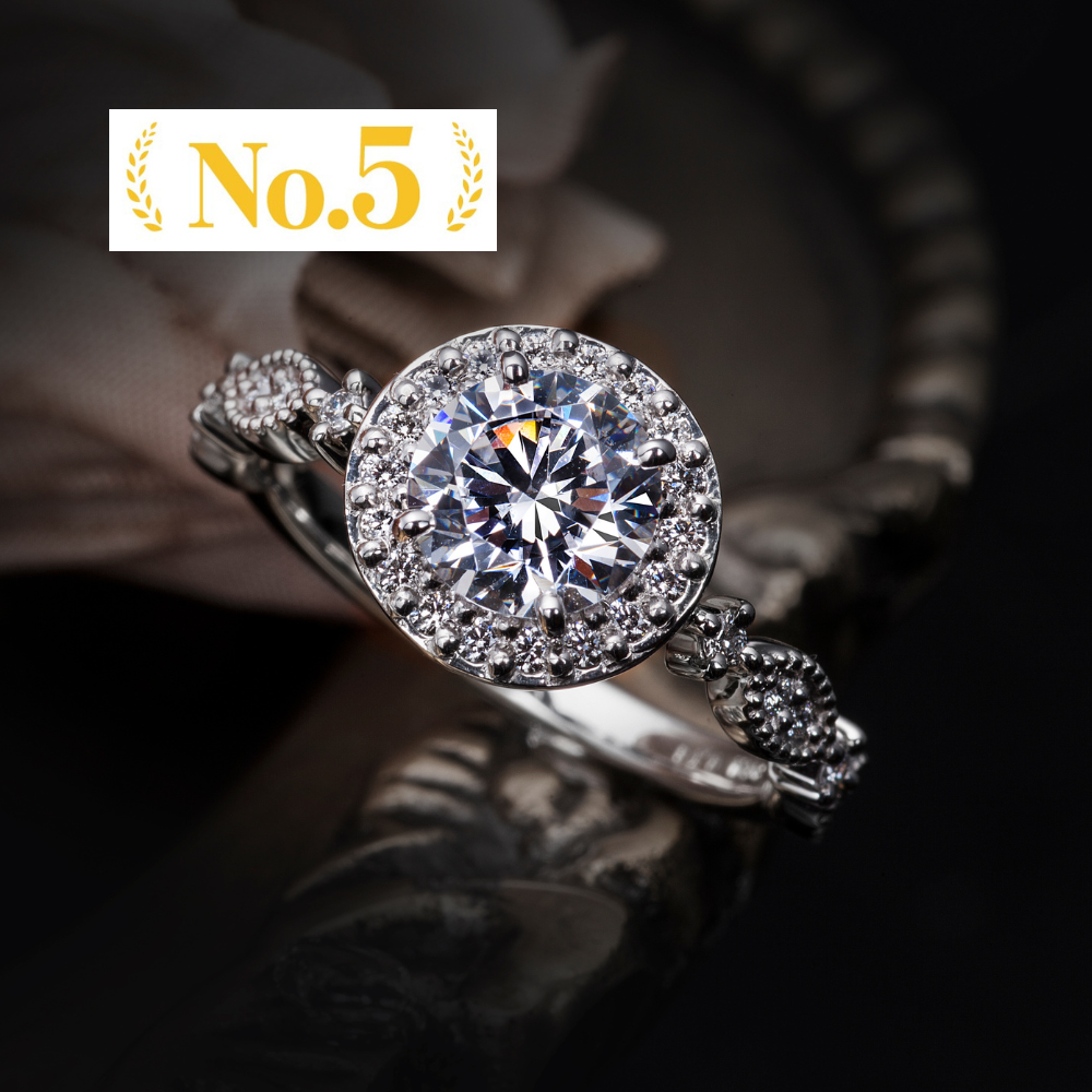 "AGLOBE JAPAN's ECTURO bridal ring with lab-grown diamond in straight design.
Platinum900 engagement ring with antique and luxurytexture."