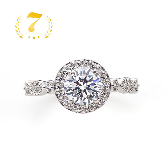 "AGLOBE JAPAN's ECTURO bridal ring with lab-grown diamond in straight design.
Platinum900 engagement ring with antique and luxurytexture."