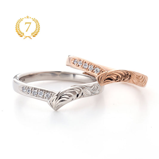 "casual and Hawaiian wedding ring （wedding band,marriage ring）from the Aglobe japan's mauoli collection.
K18 Pink Gold and K18 White Gold wedding ring （wedding band,marriage ring） with unique texture.
Hawaiian gold wedding band with KAUNU engraving and vintage finish.