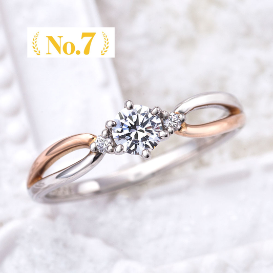 "AGLOBE JAPAN's lettet mitte bridal ring with lab-grown diamond in wave design.
Combination engagement ring in platinum and K18 pink gold（rose gold）.
Combination engagement ring with cute,unique and European texture."