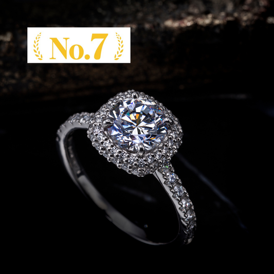 "AGLOBE JAPAN's ECTURO bridal ring with lab-grown diamond in straight design.
Platinum900 engagement ring with antique and luxurytexture."
