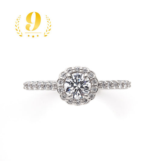 "AGLOBE JAPAN's ECTURO bridal ring with lab-grown diamond in straight design.
Platinum900 engagement ring with antique and luxurytexture."