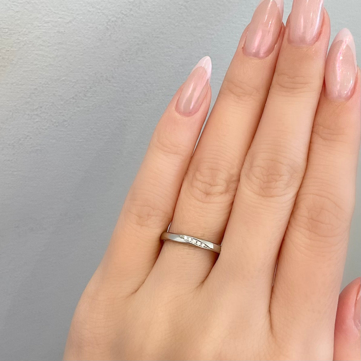 "AGLOBE JAPAN's ECTURO bridal ring with lab-grown diamond in Straight design.
Platinum900 engagement ring with antique and luxurytexture."