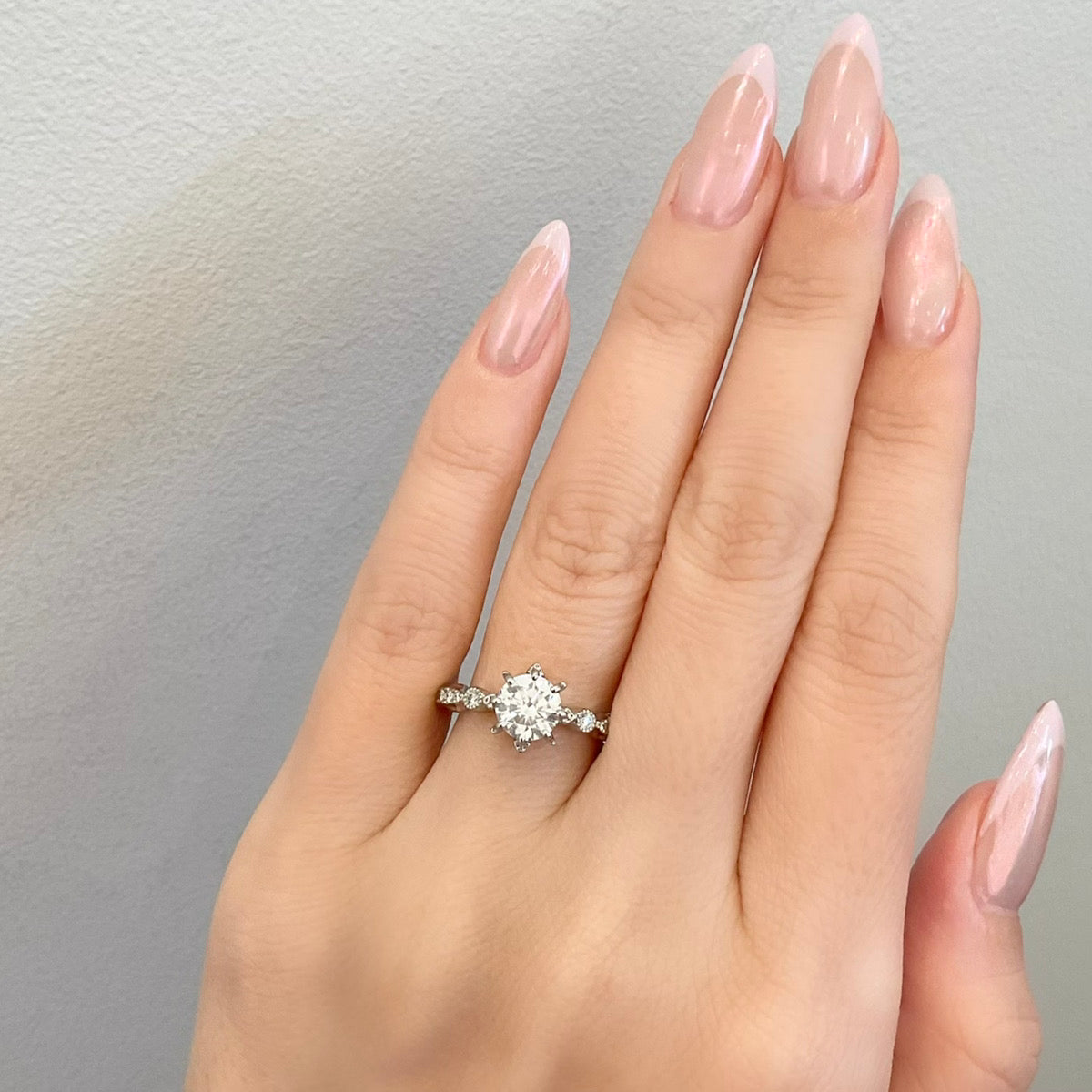 "AGLOBE JAPAN's ECTURO bridal ring with lab-grown diamond in straight design.
Platinum900 engagement ring with antique and luxurytexture."