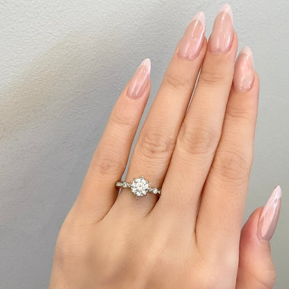 "AGLOBE JAPAN's ECTURO bridal ring with lab-grown diamond in straight design.
Platinum900 engagement ring with antique and luxurytexture."
