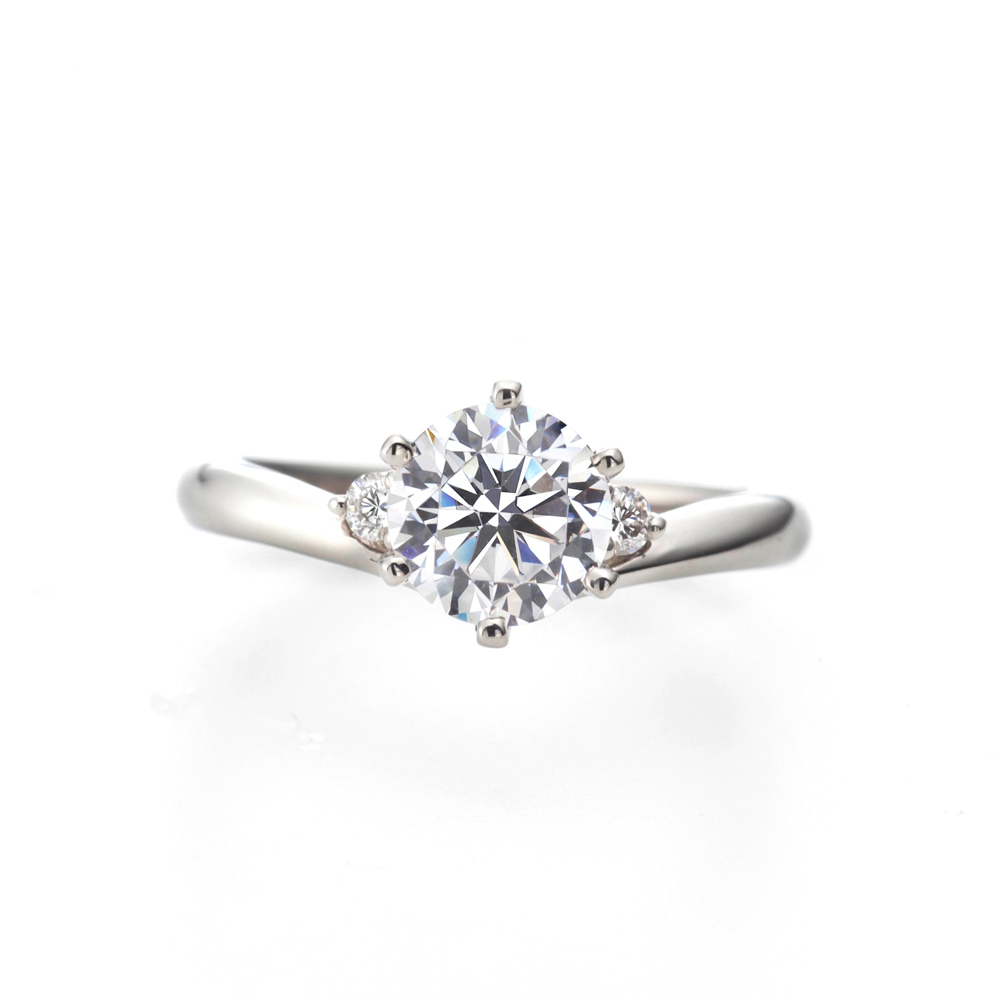 Lab-grown diamond engagement ring with 0.5ct to 1.0ct center stone.
Platinum900 engagement ring with 0.5ct to 1.0ct lab-created diamond.
Sustainable lab-grown diamond ring for proposal or engagement.
