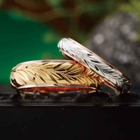 "Hawaiian wedding ring （wedding band,marriage ring）from the Aglobe japan's HEART ISLAND collection.
Combination marriage ring（wedding ring,wedding band） in K18 White Gold and K18 pink gold（rose gold,K18 Yellow Gold）.
Combination wedding ring （wedding band,marriage ring） with unique texture.
Hawaiian gold wedding band with MAILE LEI engraving and vintage finish."