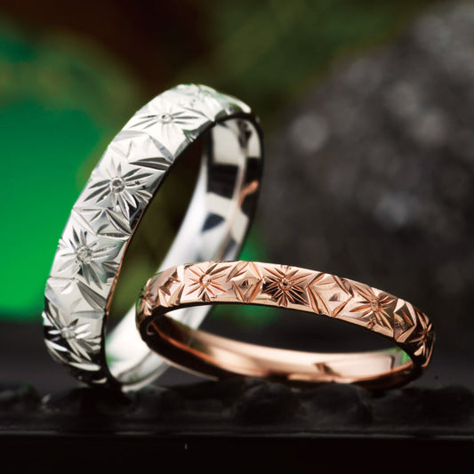 "Hawaiian wedding ring （wedding band,marriage ring）from the Aglobe japan's HEART ISLAND collection.
K18 Pink Gold（K18 White Gold） wedding ring （wedding band,marriage ring） with unique texture.
Hawaiian gold wedding band with PLUMERIA BOUQUET engraving and vintage finish."