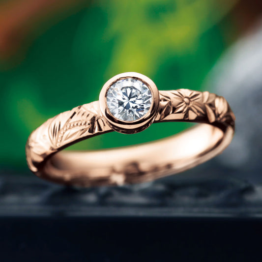 "AGLOBE JAPAN's HEART ISLAND bridal ring with lab-grown diamond in Straight design.
K18 pink gold（rose gold） engagement ring with Hawaiian and unique texture.
Hawaiian gold wedding band with MAULOA engraving and vintage finish."