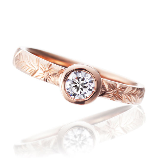 "AGLOBE JAPAN's HEART ISLAND bridal ring with lab-grown diamond in Straight design.
K18 pink gold（rose gold） engagement ring with Hawaiian and unique texture.
Hawaiian gold wedding band with OHANA engraving and vintage finish."