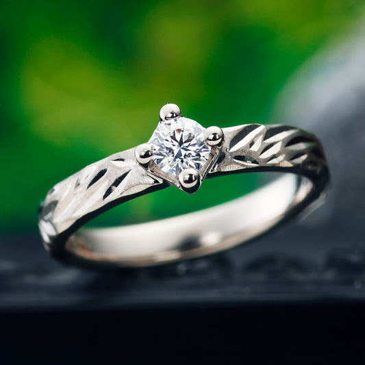 "AGLOBE JAPAN's HEART ISLAND bridal ring with lab-grown diamond in Straight design.
K18 pink gold（rose gold） engagement ring with Hawaiian and unique texture.
Hawaiian gold wedding band with KANALOA engraving and vintage finish."