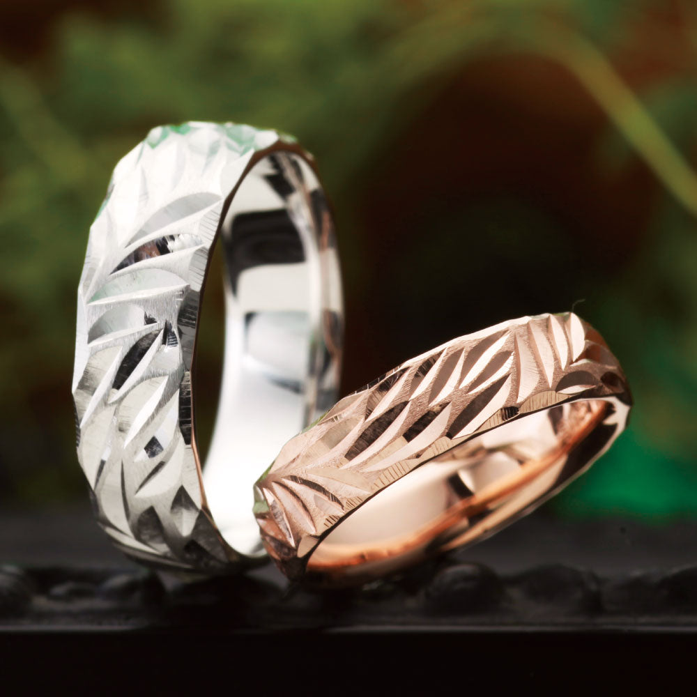"Hawaiian wedding ring （wedding band,marriage ring）from the Aglobe japan's HEART ISLAND collection.
K18 Pink Gold（K18 White Gold） wedding ring （wedding band,marriage ring） with unique texture.
Hawaiian gold wedding band with KANALOA engraving and vintage finish."