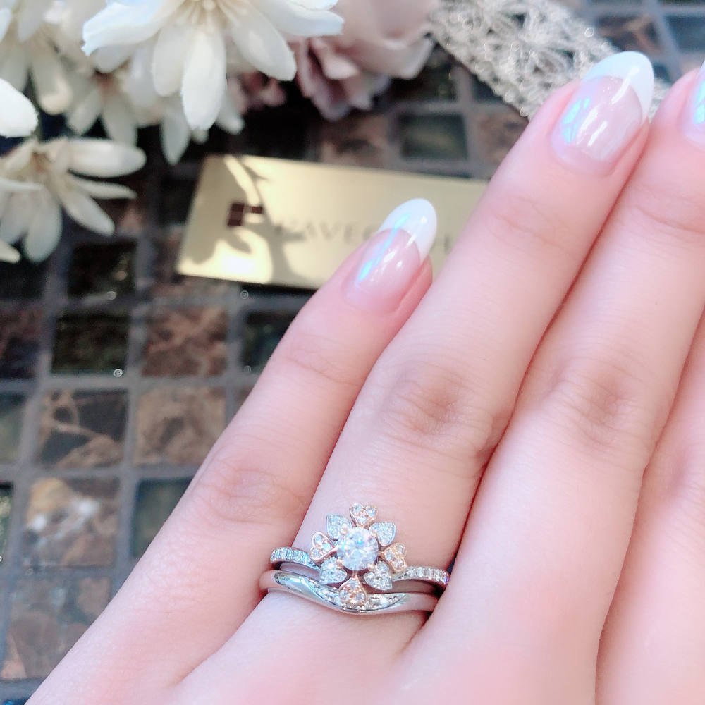 Lab-grown diamond engagement ring and wedding band （wedding ring）worn together