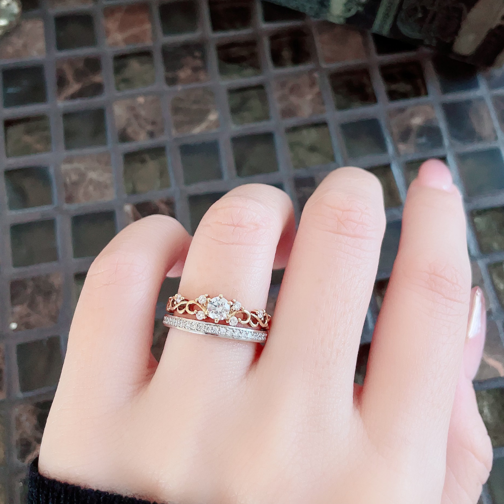 Lab-grown diamond engagement ring and wedding band （wedding ring）worn together