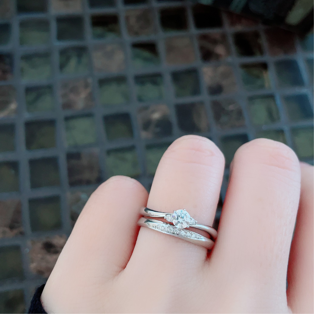 Lab-grown diamond engagement ring and wedding band （wedding ring）worn together