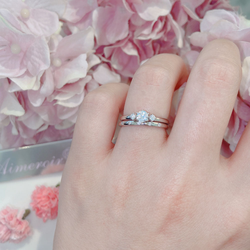 Lab-grown diamond engagement ring and wedding band （wedding ring）worn together