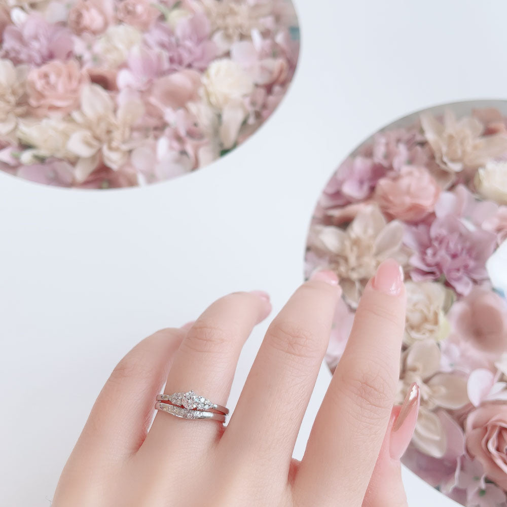 Lab-grown diamond engagement ring and wedding band （wedding ring）worn together