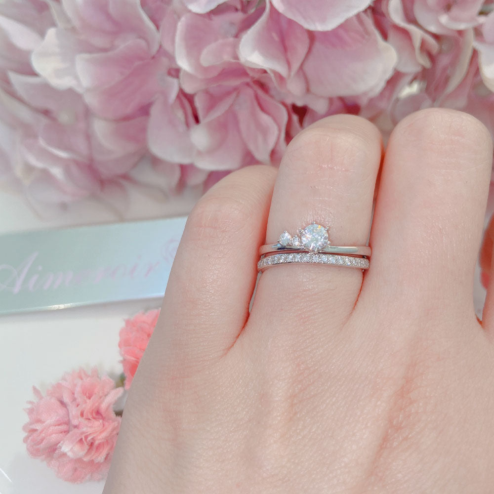 Lab-grown diamond engagement ring and wedding band （wedding ring）worn together