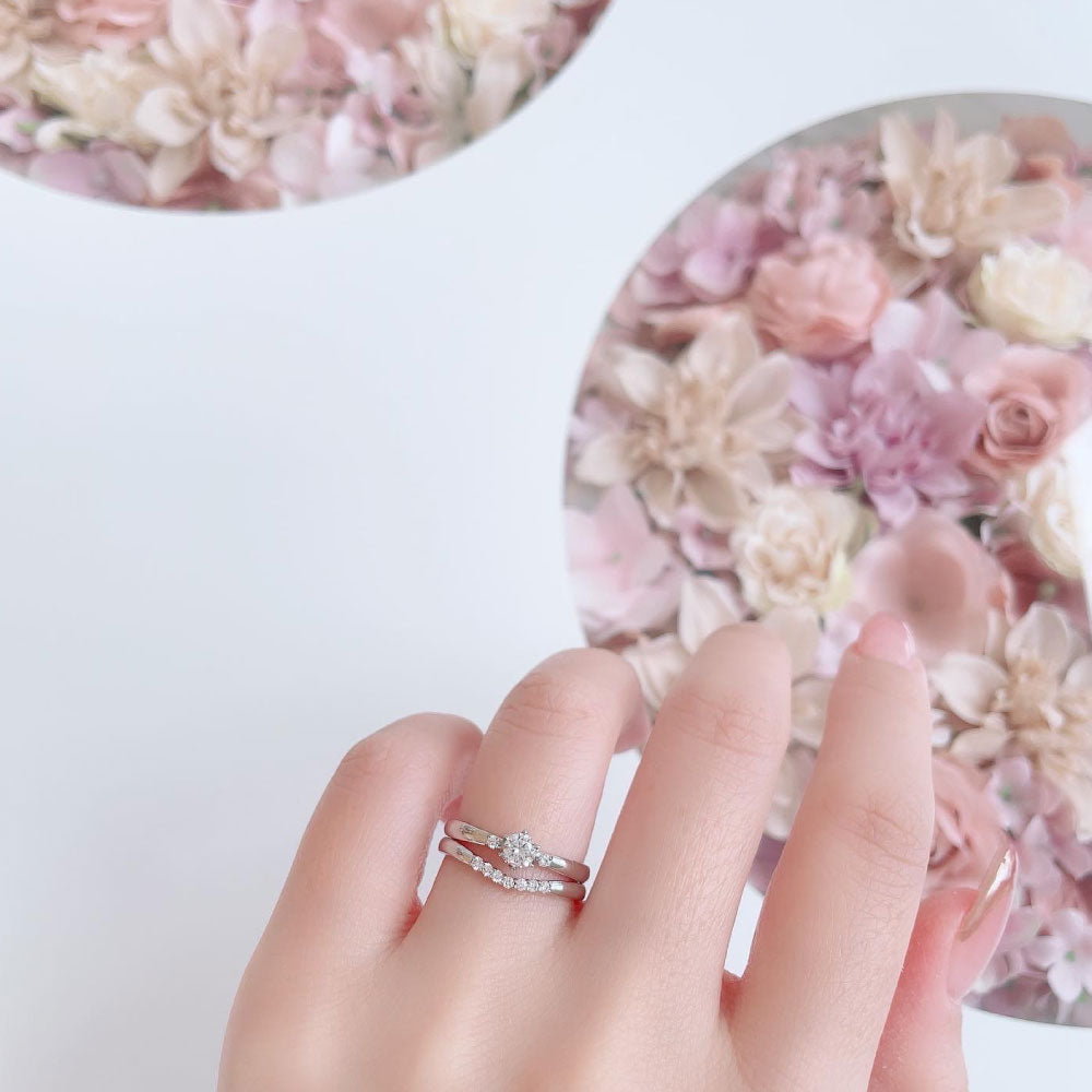 Lab-grown diamond engagement ring and wedding band （wedding ring）worn together