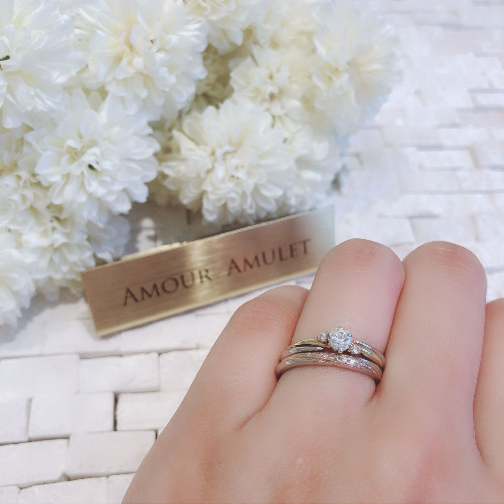 Lab-grown diamond engagement ring and wedding band （wedding ring）worn together