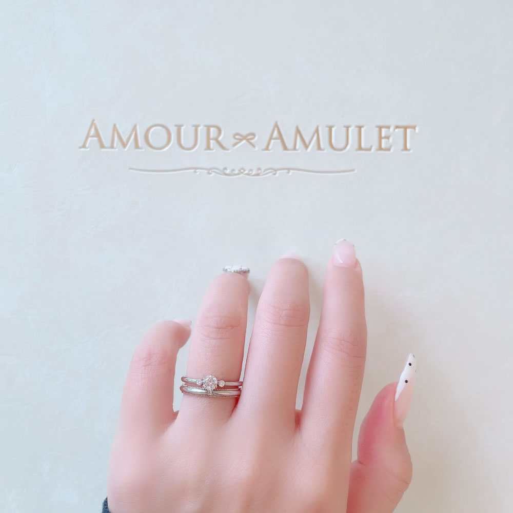 Lab-grown diamond engagement ring and wedding band （wedding ring）worn together