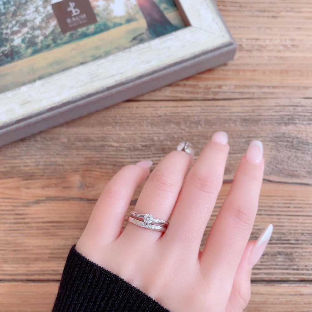 Lab-grown diamond engagement ring and wedding band （wedding ring）worn together