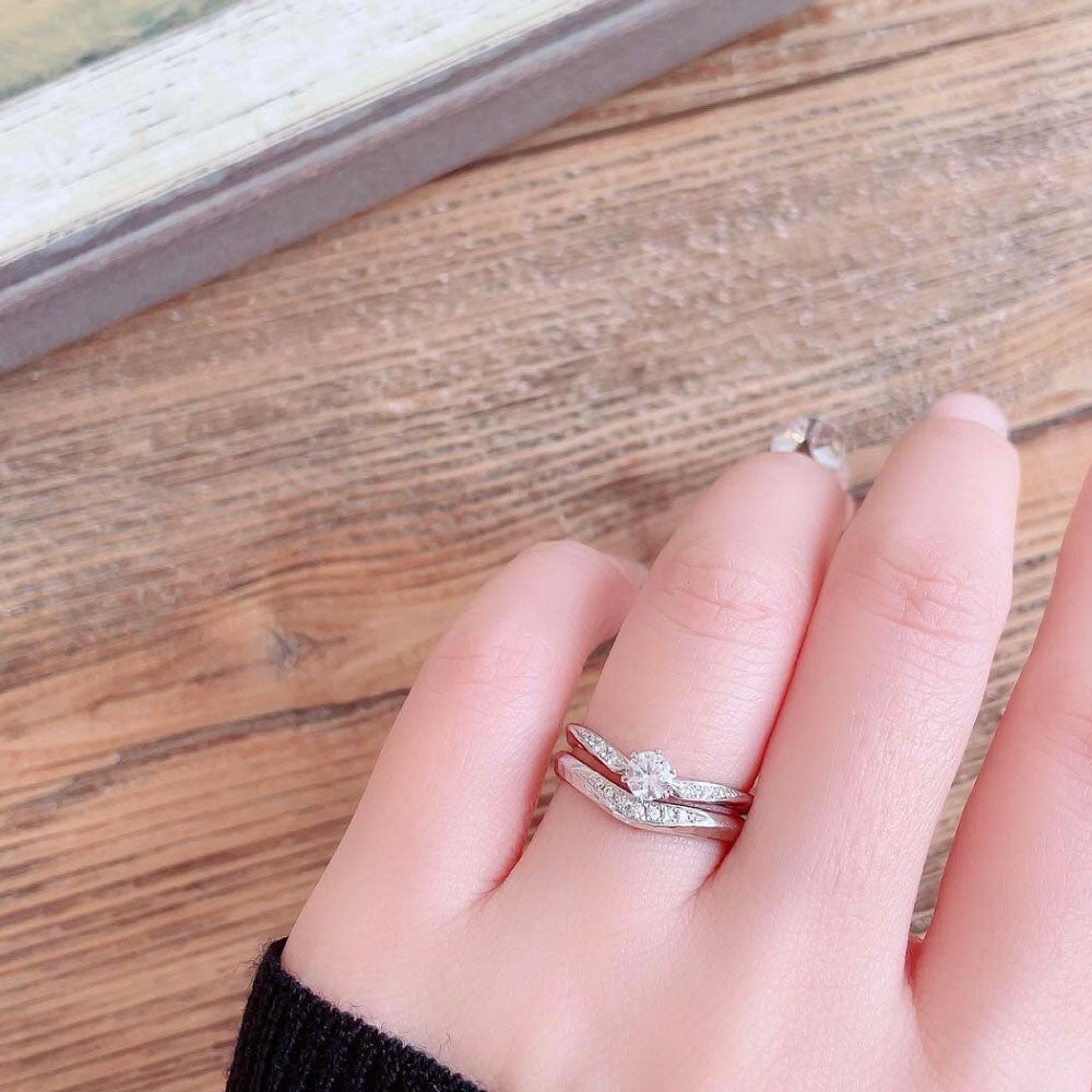 Lab-grown diamond engagement ring and wedding band （wedding ring）worn together