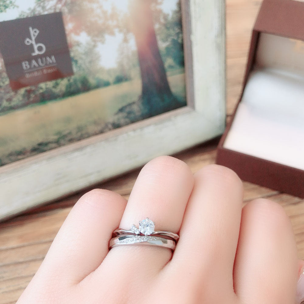 Lab-grown diamond engagement ring and wedding band （wedding ring）worn together