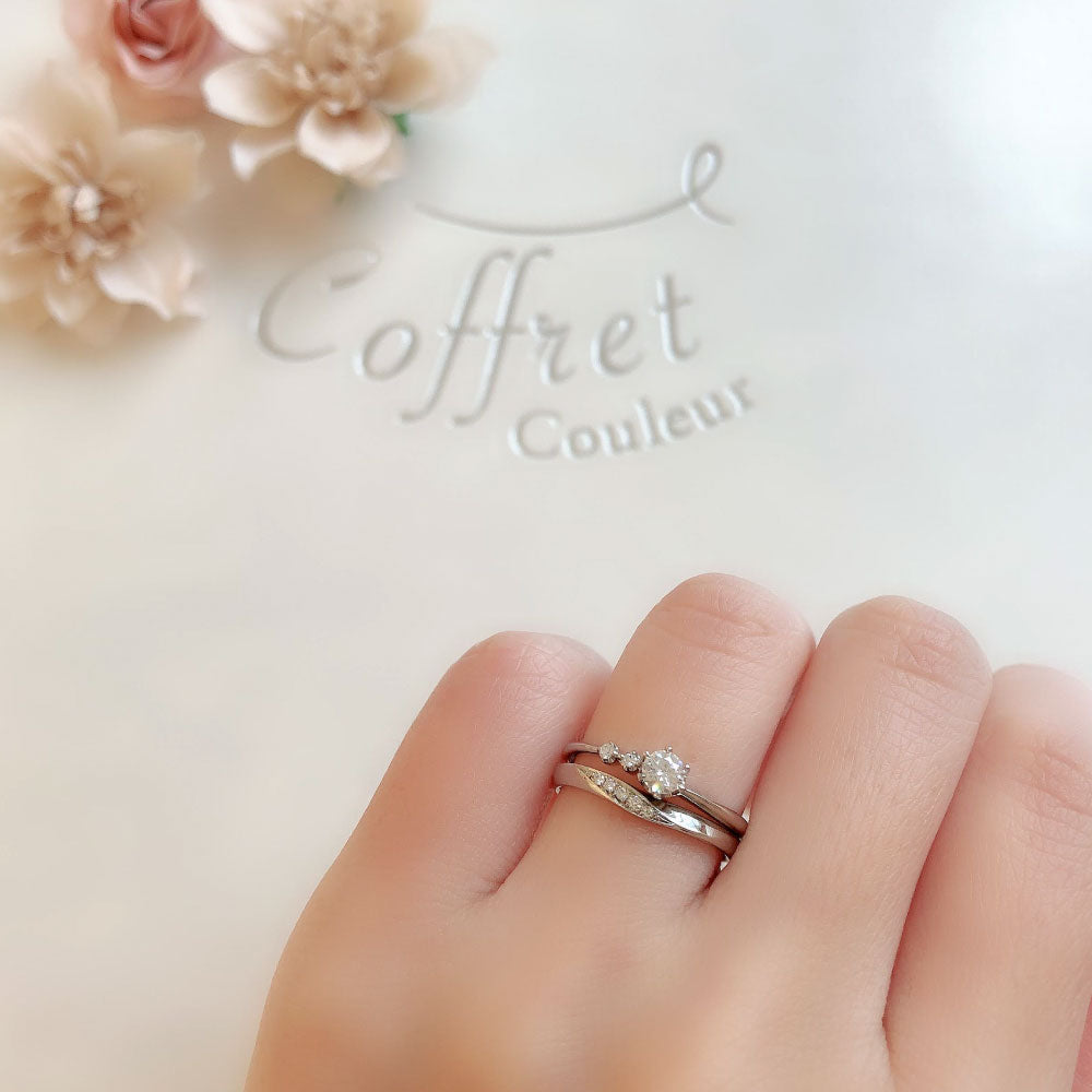 Lab-grown diamond engagement ring and wedding band （wedding ring）worn together