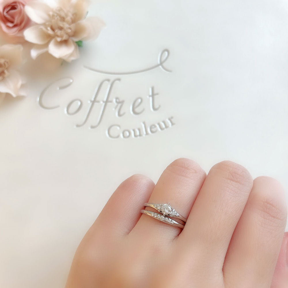 Lab-grown diamond engagement ring and wedding band （wedding ring）worn together
