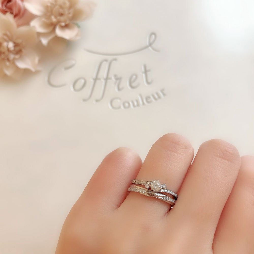 Lab-grown diamond engagement ring and wedding band （wedding ring）worn together