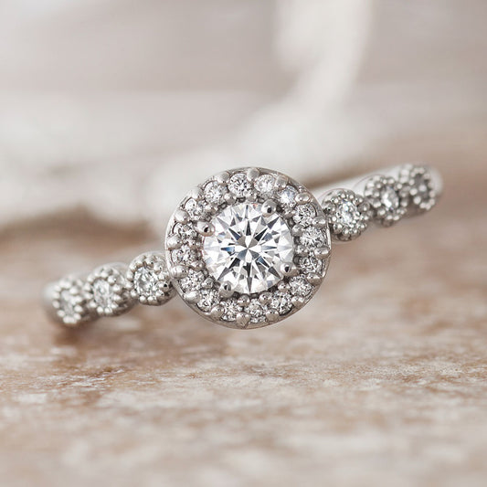 "AGLOBE JAPAN's PRIMA PORTAt bridal ring with lab-grown diamond in Straight design.
Platinum900 engagement ring with antique,European,luxury and Simple texture.
Rings with milling"