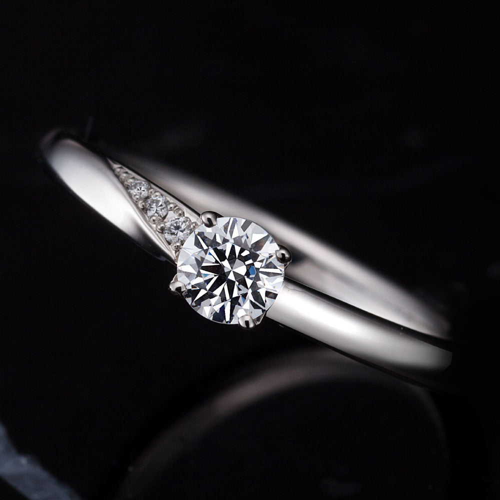 "AGLOBE JAPAN's ECTURO bridal ring with lab-grown diamond in Straight design.
Platinum900 engagement ring with antique and luxurytexture."