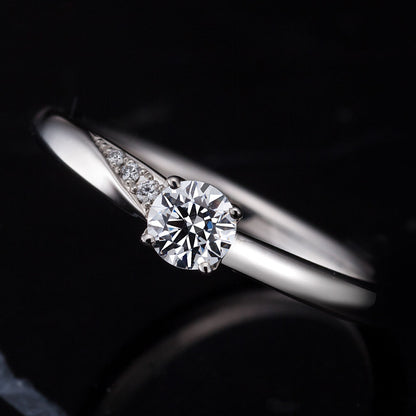 "AGLOBE JAPAN's ECTURO bridal ring with lab-grown diamond in Straight design.
Platinum900 engagement ring with antique and luxurytexture."