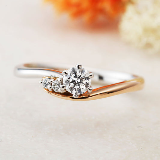 "AGLOBE JAPAN's Amour Amulet bridal ring with lab-grown diamond in wave design.
Combination engagement ring in platinum and K18 pink gold（rose gold）.
Combination engagement ring with antique  and European texture."