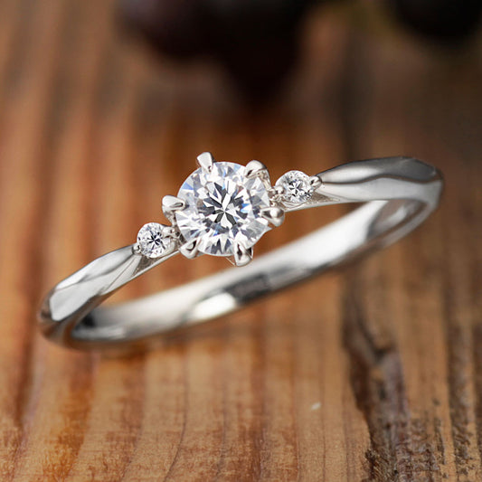"AGLOBE JAPAN's baum bridal ring with lab-grown diamond in Straight design.
Platinum900 engagement ring with casual,simple,natural and unique texture.
Rings with hammered finish."