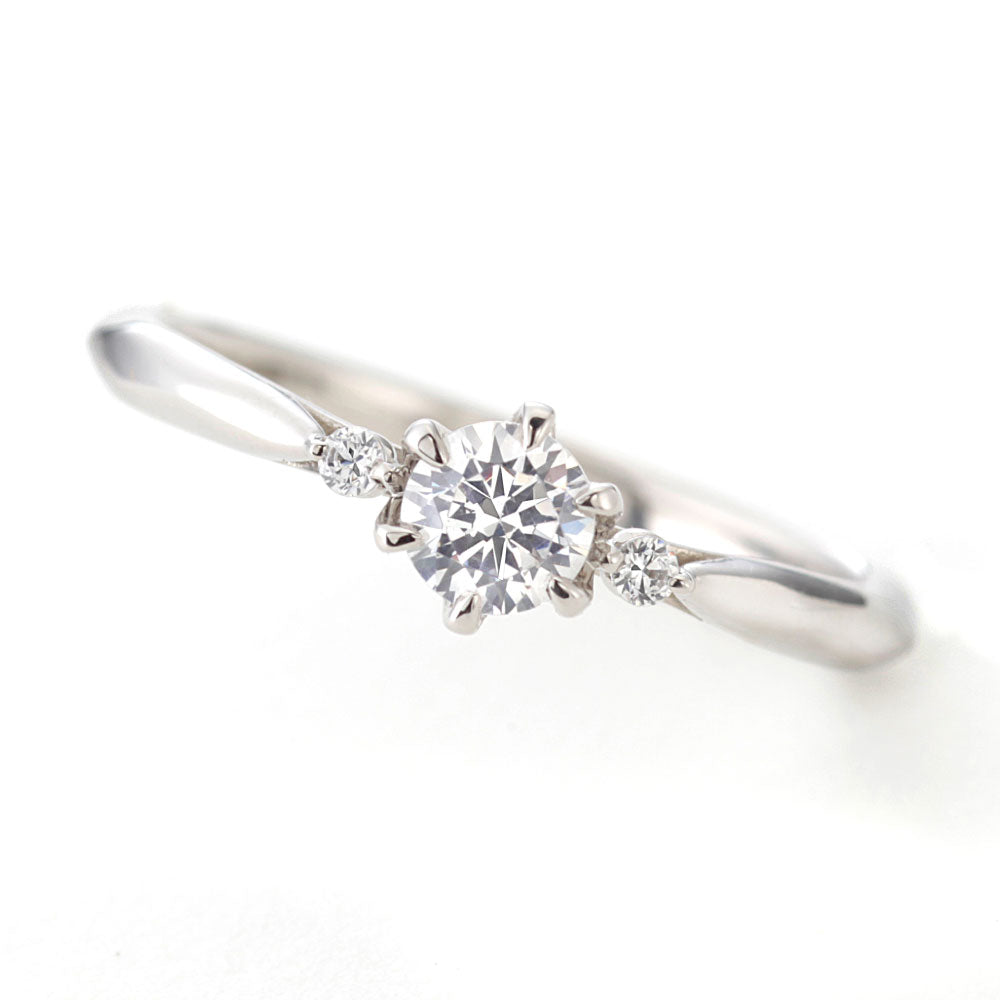 "AGLOBE JAPAN's baum bridal ring with lab-grown diamond in Straight design.
Platinum900 engagement ring with casual,simple,natural and unique texture.
Rings with hammered finish."