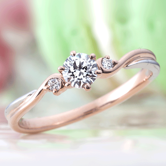 "AGLOBE JAPAN's Aimeroir bridal ring with lab-grown diamond in wave design.
Combination engagement ring in platinum and K18 pink gold（rose gold）.
Combination engagement ring with cute,unique,simple and standard texture."