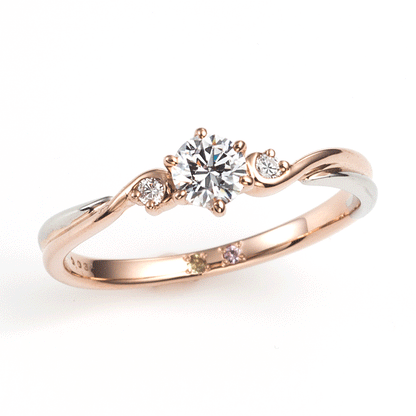 "AGLOBE JAPAN's Aimeroir bridal ring with lab-grown diamond in wave design.
Combination engagement ring in platinum and K18 pink gold（rose gold）.
Combination engagement ring with cute,unique,simple and standard texture."