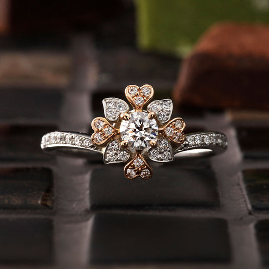 "AGLOBE JAPAN's paveochocolat bridal ring with lab-grown diamond in V-shape design.
Combination engagement ring in platinum and K18 pink gold（rose gold）.
Combination engagement ring with European and luxury texture."